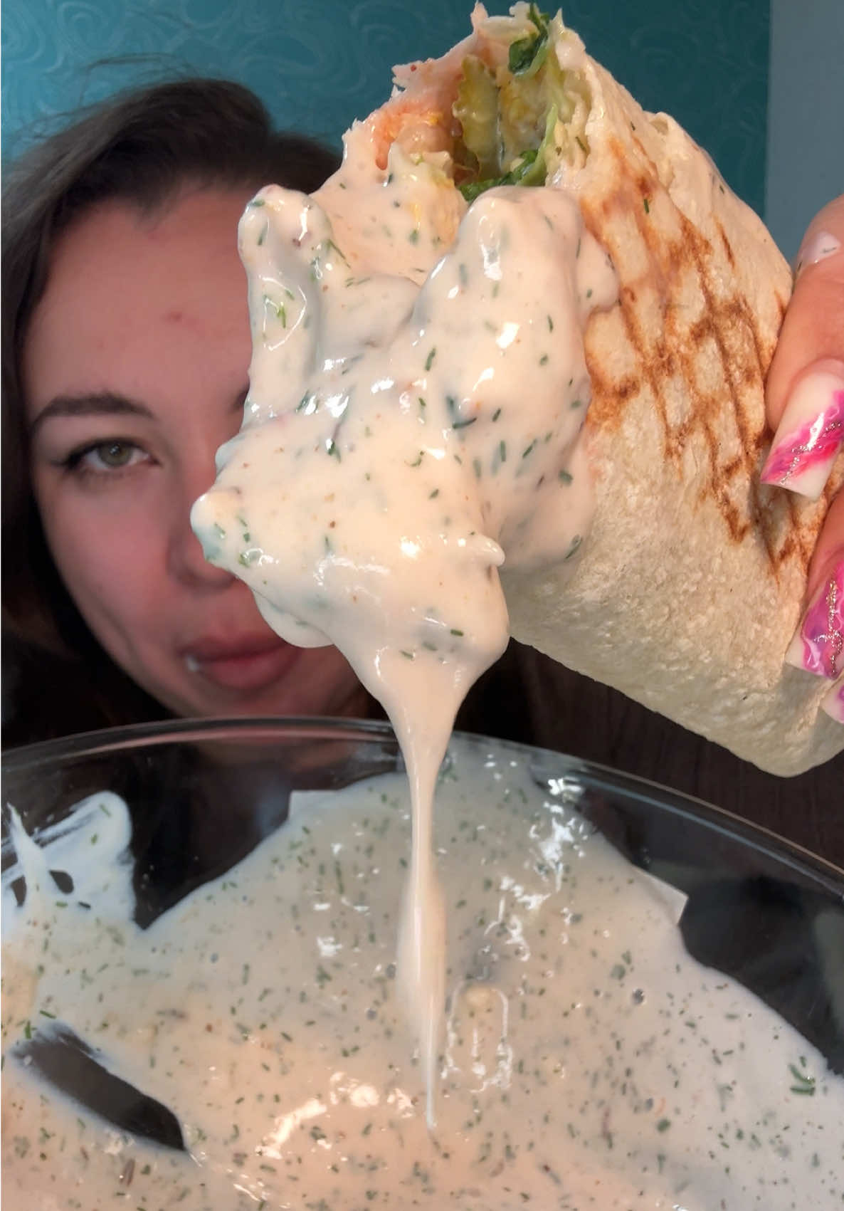 I’m eating the juiciest shawarma/döner with lots of sauce. #mukbang #eatingshow #eatingsounds #LIVEIncentiveProgram #LIVEWithLessFollowers 