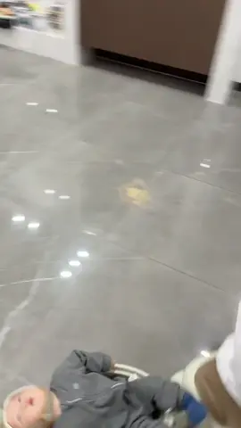 Khoảnh khắc “tan chảy tim” khi em khẽ gọi anh quay lại 🥹💞 Ngây ngô, đáng yêu đến mức ai xem cũng phải cười — đúng chuẩn nhân loại nhỏ phiên bản siêu cấp dễ thương 👶💕 #ngườilớncũngphảilóngxuyến #nhânloạinhỏ #anhemnhàsịn #khoảnhkhắcdễthương #tìnhanhem       