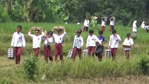 MBG....?  KENAPA YG KERJANYA GAK LANGSUNG KE SEKOLAH...?  #MBG #makansianggeratis #prabowosubianto #dedimulyadi @sppg.indonesiaemas 