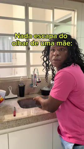 Nada escapa do olhar de uma mãe 👀 Ela entra em um cômodo e em segundos já viu a luz acesa, o celular na mão e a panela suja no fogão 😅 E o melhor: resolve tudo falando e ainda dá tempo de preparar o almoço 😂 Quem aí também tem uma mãe que faz essa “vistoria” pela casa todos os dias? . . . .  #HumorDeFamília #MãeBrasileira #IgualAquiEmCasa #HumorCotidiano #FamíliaÉAssim          