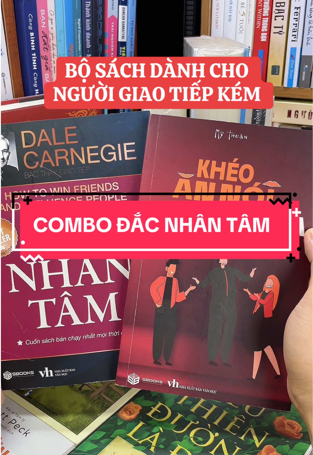 Đắc Nhân Tâm & Khéo Ăn Nói Được Thiên Hạ – Bộ Đôi Nghệ Thuật Giao Tiếp Giúp Bạn Chiếm Trọn Cảm Tình Và Đạt Được Thành Công. Bộ sách “Đắc Nhân Tâm & Khéo Ăn Nói Được Thiên Hạ” là “cặp bài trùng” giúp bạn làm chủ nghệ thuật ứng xử, chinh phục lòng người và thăng tiến trong mọi mối quan hệ.  Nếu “Đắc Nhân Tâm” của Dale Carnegie là kim chỉ nam kinh điển dạy bạn cách thấu hiểu, gây thiện cảm và dẫn dắt người khác bằng sự chân thành, thì “Khéo Ăn Nói Được Thiên Hạ” lại giúp bạn biến ngôn từ thành vũ khí mềm, giao tiếp thông minh, tinh tế và tạo ảnh hưởng mạnh mẽ. Hai cuốn sách bổ trợ cho nhau – một nuôi dưỡng trái tim thấu hiểu, một rèn giũa cái miệng biết nói đúng lúc, đúng cách. Đây không chỉ là sách, mà là bí quyết để bạn tự tin hơn trong công việc, tình cảm và cuộc sống. Mua ngay hôm nay để sở hữu bộ sách giúp bạn trở thành người tinh tế, có sức hút và luôn được lòng mọi người!#tiemsachbinhyen #BookTok #sach #sachhay #dacnhantam 