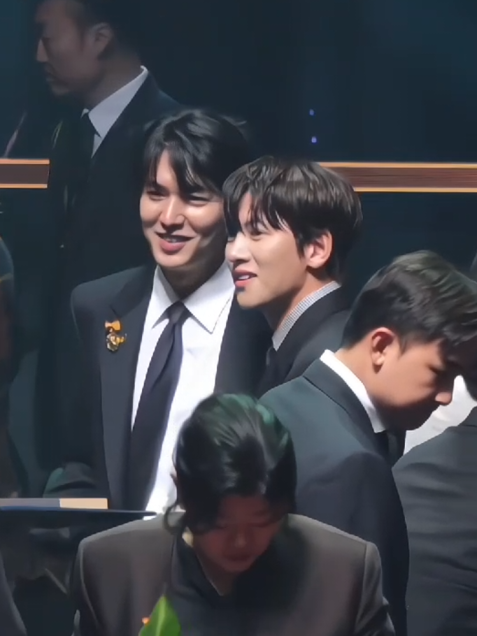 interaksi #leeminho bareng #gdragon dan #jichangwook 😍❤️‍🔥😍 di Korea Popular Culture and Arts Awards. #fyp 
