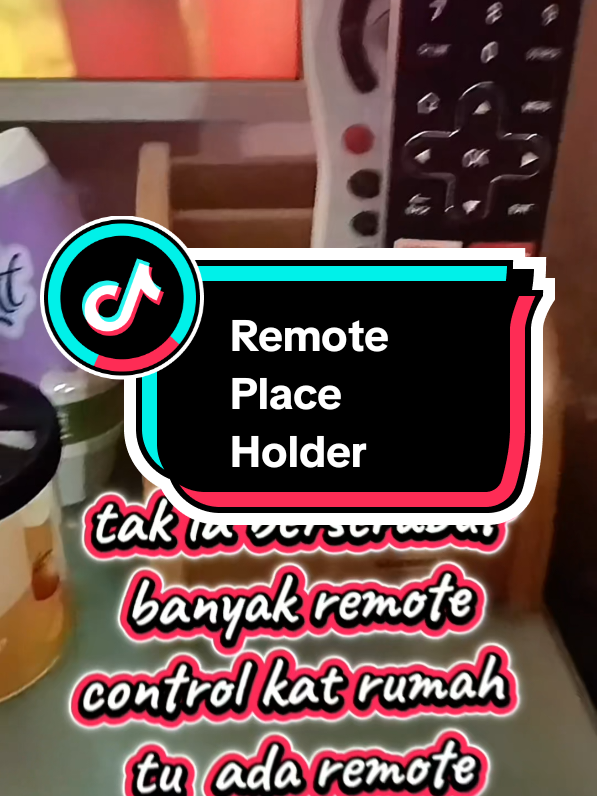 tak laa sakit mata eik tgk banyak benda barang atas rack tv..ada nie , boleh selit macam2... #remoteholder 