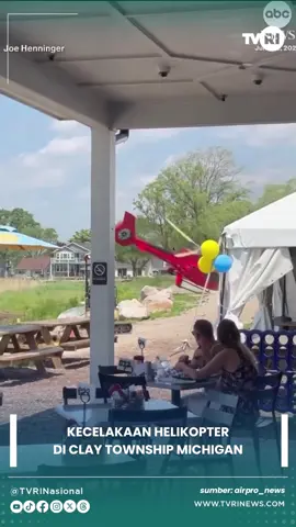 Sebuah helikopter EC-130 yang membawa empat orang dewasa sedang mendarat darurat di luar Cabana Blue Lakefront Sports Bar and Grill di Clay Township, Michigan, sekitar pukul 13.00 hari ini waktu setempat. Helikopter yang dikenal karena fitur keselamatannya itu terguling ke samping saat mencoba mendarat, mengejutkan para saksi yang merekam kejadian tersebut dalam video.  Ajaibnya, keempat penumpang selamat tanpa cedera, meskipun bilah baling-baling menancap ke tanah Pihak FAA segera untuk melakukan penyelidikan kemungkinan penyebabnya, apakah lingkungan atau mekanis. #tvri  #news 