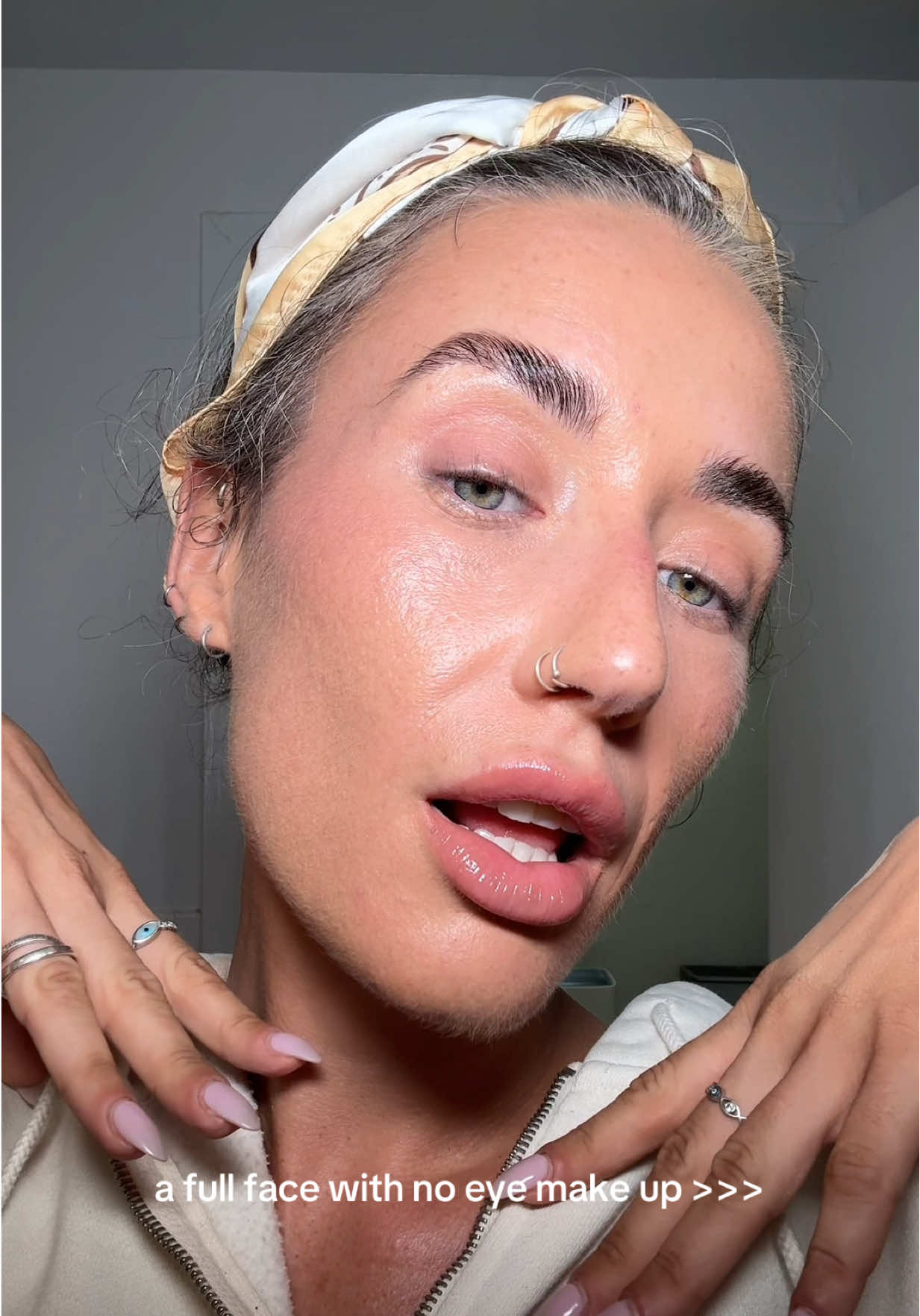 What do we think of this no eye makeup look? Skin-focused for suuuuurrreeee #noeyemakeup #nomakeupmakeup #transition #greyhair #makeuptransformation 