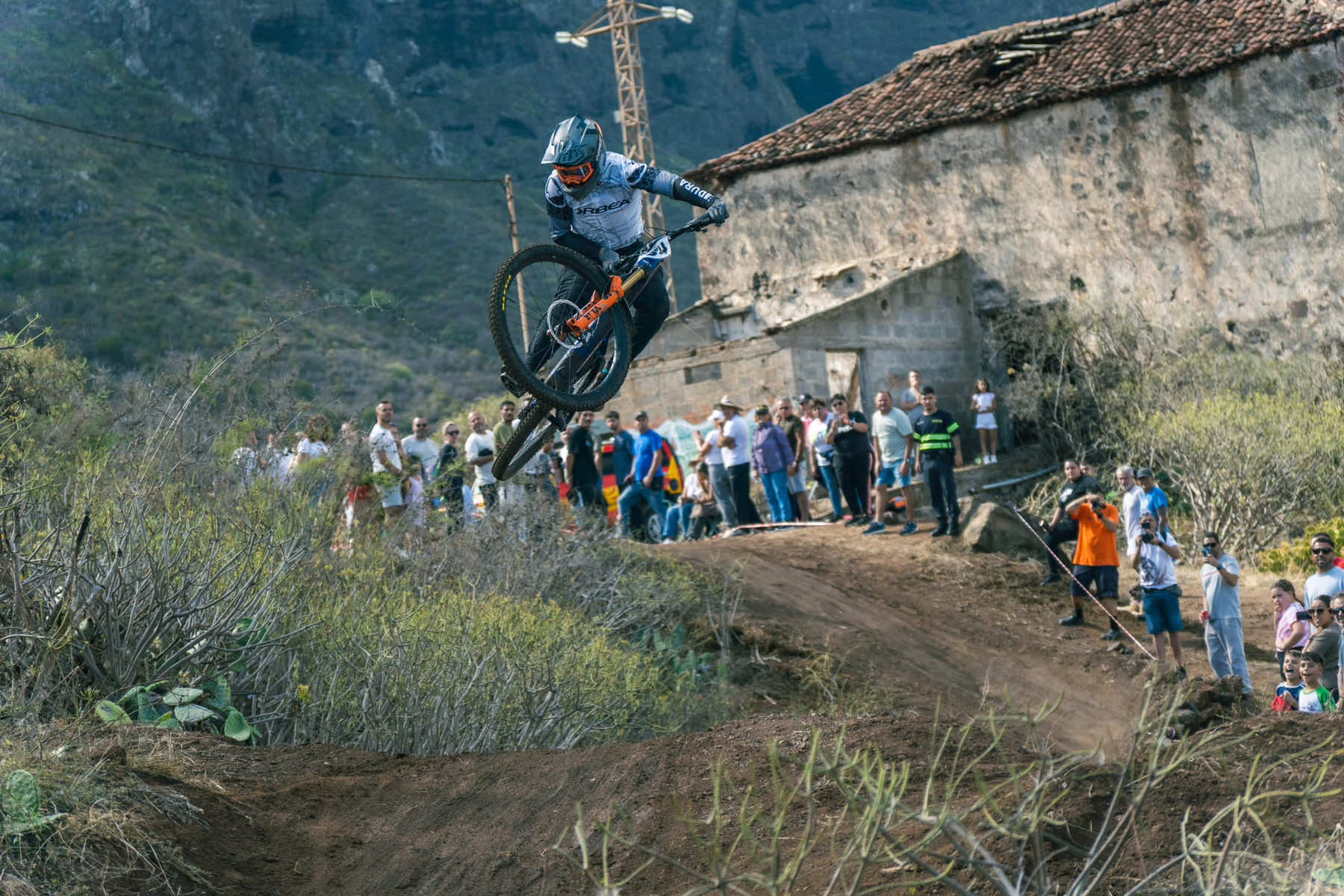 Carrera dh la peña, logramos un puesto 4 en e bike a pesar de bajar apagado por un fallo del sábado que no pudimos resolver más que contento con la carrera que hicimos pero quiero más! Vamos a empezar a entrenar y ir a por todas, quieres ver el proceso de pretemporada házmelo saber! @Aldan Bikes hacemos algo esta temporada ? 🤨😜@Deportes vida libre 📸#dowhill #familia #deporte #fyp #parati 