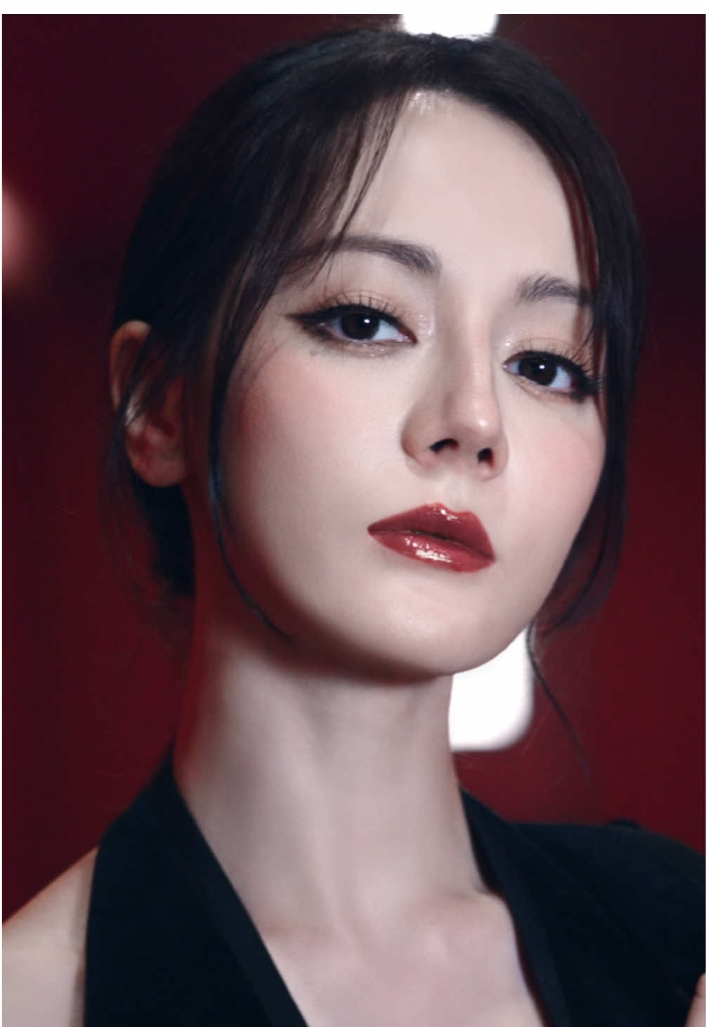 Dilraba steps into the spotlight with Rouge Dior On Stage in 390 Redwood Star.   #DiorBeauty #DiorMakeup  #RougeDior