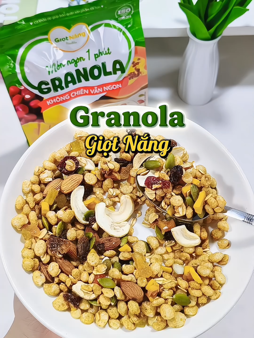 Một món ăn nhanh gọn mà vẫn ngon giòn healthy thế này thì sao mà không mê cho được 😋 Granola Giọt Nắng — ăn sáng, ăn xế hay ăn vặt đều ngon, no lâu mà không lo tăng cân 💛🌞 #GiotNang #Healthy #Eatclean #GranolaGiotNang #food 