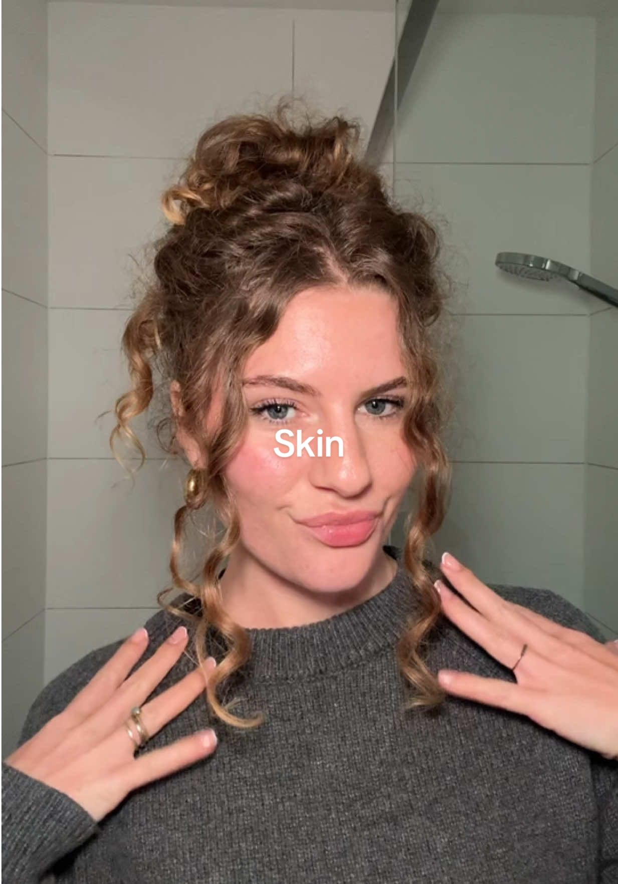 Wel gebruik ik echt noooit een filter over mijn video’s dus wat je ziet is wel echt mijn huid maar goed licht maakt een groot verschil🙌🏽 @Garnier @medicube global @Arencia #skintok #skincare #acneproneskin #insecure  #justagirl 