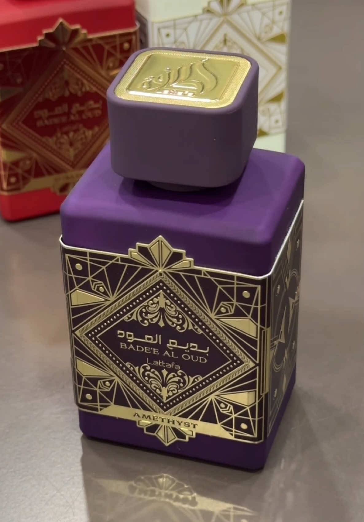 Amethyst by Lattafa như một lớp nhung lụa và chín mọng, không phải sự ngây thơ, đó là một sự quyến rũ đầy huyền bí. Những cánh hoa hồng không còn tươi tắn, mà đã được ủ trong một sự nồng nàn và gợi cảm tuyệt đối. Amethyst không dành cho những buổi sáng vội vã. Nó là chiếc áo choàng nhung bạn mặc vào những đêm cần thể hiện uy quyền và sức hút không thể chối từ, nơi sự lãng mạn của hoa hồng được bảo vệ bởi sự mạnh mẽ và bí ẩn của phương Đông. #annora #lattafa #amethyst #unboxing #fyp 