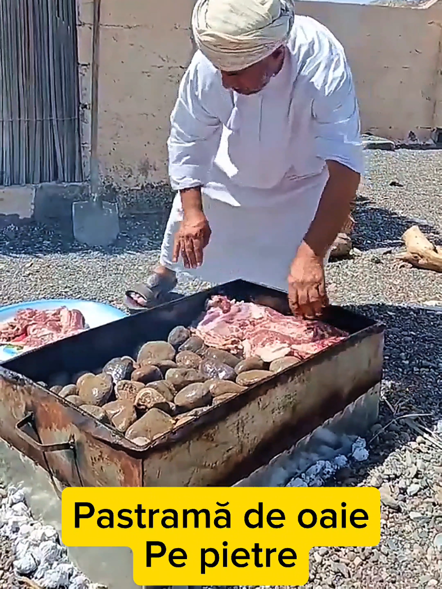 Carne de oaie direct pe pietre