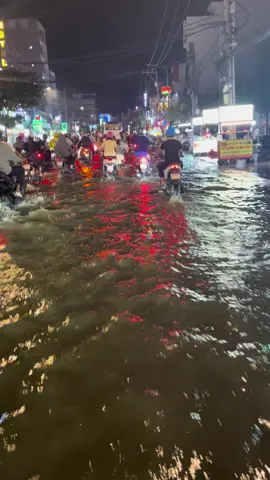 Nước chảy ngập Sài Gòn