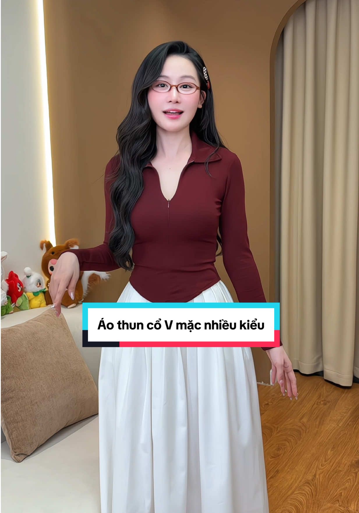 Áo thun cổ V mặc nhiều kiểu mà tôn dáng dễ mặc lắm nha #fashion #aothunnuxinh #aothuncov #aothun #aothundaitay 