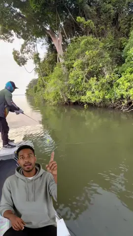 ⚠️ Un pescador lanzó su anzuelo y el agua empezó a moverse sola 😨 lo que salió del río no tenía forma… y el bote apareció vacío río abajo. #rio #fyp #viral #parati #usa 
