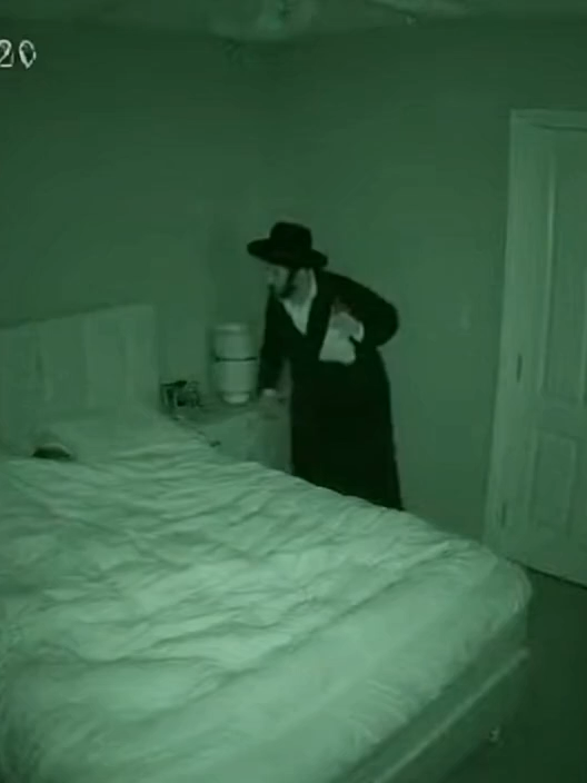 לא פתחו לו בדלת - אז הוא נכנס לחדר שינה 😅 #פוריו #AI #חרדים