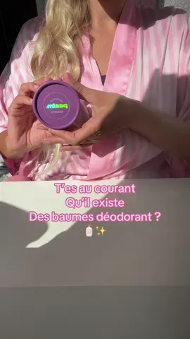 ✨Le baume déodorant Paalm Cosmetics offre une protection efficace de 24 heures grâce à sa formule minimaliste composée de seulement 6 ingrédients. Il neutralise les odeurs sans bloquer la transpiration naturelle, respectant ainsi l’équilibre de la peau. Sa texture fondante s’applique facilement, sans laisser de traces ni d’effet gras. Disponible en plusieurs senteurs, il convient aux peaux sensibles et est exempt d’alcool, de sels d’aluminium et de bicarbonate. Parmi les fragrances proposées, on retrouve : 	•	Brazilove : un parfum solaire mêlant amande grillée, caramel, coco et mandarine. 	•	Candy Sweet : une senteur sucrée et gourmande. 	•	Musk Elixir : une fragrance élégante et musquée. 	•	Tropical Kiss : une note exotique d’ananas, lait de coco, pêche et citron #deodorant #paalmcosmetics #cleangirl 