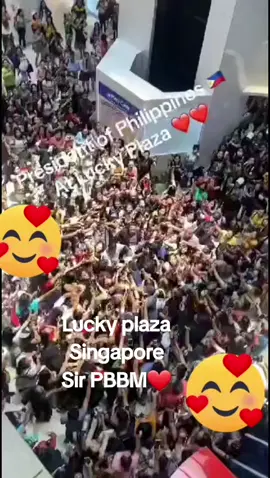 nakita ko si Sara Duterte dto sa Singapore hindi ako interesado dinaanan ko lang  kung ikukumpara ang pagpunta ni PBBM dto nd mahulugan ng karayom we love you PBBM✌️❤️