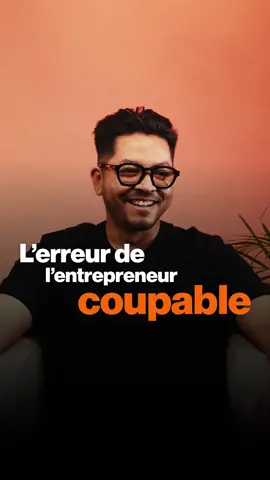 Je sais que beaucoup d’entrepreneurs culpabilisent dès qu’ils s’éloignent de leur boîte. Une heure hors de leur entreprise et ils ont l’impression de ne pas travailler. Je pense à un entrepreneur dans la restauration sushi : le prix du saumon augmente et il continue d’acheter sans chercher d’alternatives. Du coup, ses marges fondent. Travailler sur sa boîte, ce n’est pas être moins présent, c’est prendre de la hauteur. Observer ce qui marche, ce qui ne marche pas, là où vous faites des bénéfices, là où vous stagnez. C’est là que se joue la vraie croissance. Dans nos groupes de mastermind, ceux qui prennent le temps de travailler sur leur boîte finissent toujours par gagner du temps… et de l’efficacité sur le long terme. Ce temps pris pour réfléchir à votre boîte n’est jamais perdu, il devient un atout pour avancer.