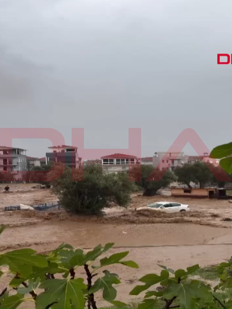 İzmir'de sağanak; yollar göle döndü, bir çok ev ve iş yerini su bastı İzmir'in Foça ilçesinde etkili olan sağanak, hayatı olumsuz etkiledi. Bazı cadde ve sokaklar göle döndü. Seyfi GÜL/FOÇA (İzmir), (DHA) #DHA #haber #sağanak #sel #yağmur #subaskını #aşırıyağış #yollargöledöndü #evlerisubastı #Foça #İzmir