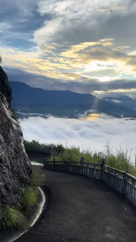 Đỉnh Lao Tỷ Phùng Nằm ở độ cao hơn 1.100m so với mực nước biển và cách trung tâm TP. Lai Châu khoảng 4km, đỉnh Lao Tỷ Phùng thuộc bản Lao Tỷ Phùng, xã Nùng Nàng, huyện Tam Đường, hiện đang là điểm đến được giới trẻ ưa chuộng vào cuối tuần. Thiên nhiên thơ mộng tại đỉnh Lao Tỷ Phùng Với vẻ đẹp thiên nhiên hùng vĩ và văn hóa tâm linh độc đáo, Lao Tỷ Phùng là nơi lý tưởng để khám phá. Vào buổi sáng sớm, du khách có thể ghi lại những khoảnh khắc tuyệt đẹp với bầu trời xanh hòa quyện cùng mây trắng bồng bềnh, ánh nắng chiếu sáng khắp nơi. Đến đây, bạn sẽ có cơ hội lưu giữ những hình ảnh và thước phim ấn tượng về thiên nhiên và văn hóa của vùng Tây Bắc – Lai Châu.#phươtđammê #dulich 