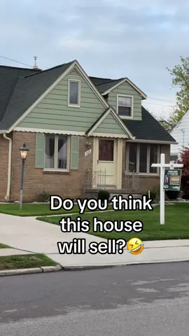 Who wants to live next to do a L U N A T I C ? 🤡 (it’s just a single sad old man in there, no one ever visits him). Poor listing agent lol