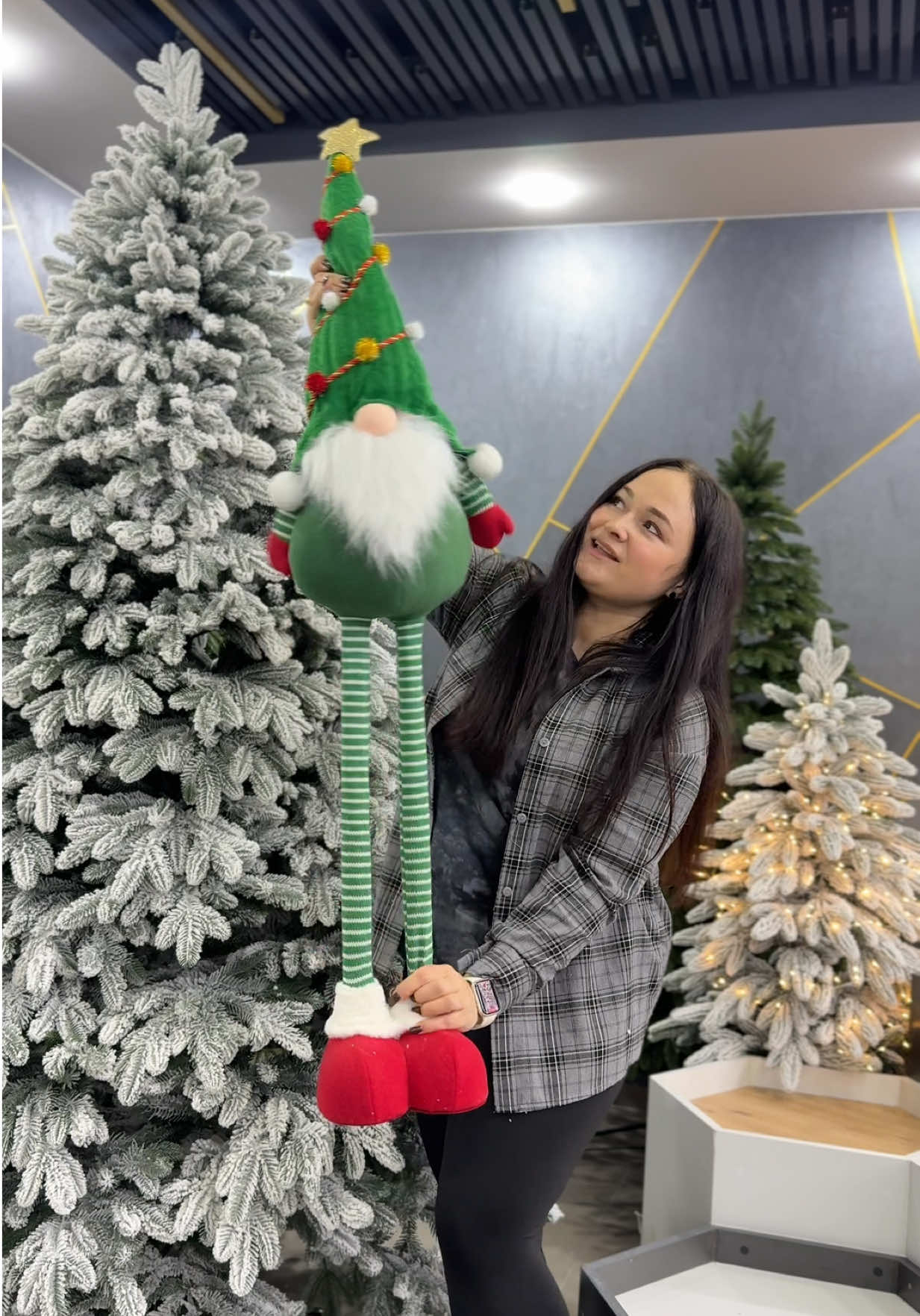 Гном на телескопічних ніжках 🎅 Велетень висотою аж  120см😱 Залишилось тільки 8шт  Для замовлення пиши в дірект 🤝 #новорічнийгном#гном#декорноворічний#