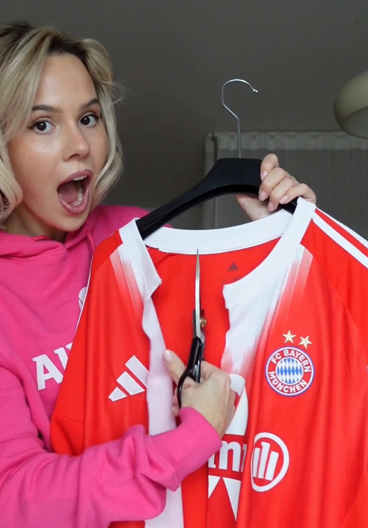 🎀 October is Breast Cancer Awareness Month! 💗 Let’s join forces to make a statement – for education, prevention, solidarity, and strength. As a symbol of this, together with @Allianz Deutschland, we’re giving away this unique, handmade FC Bayern jacket by @Fioonaax – signed by @FCBayernWomen & FC Bayern – to someone who truly inspires us 🙌 What can you do? 💬 Talk about it, share the reel, or show your support in your own way – every gesture counts! Team spirit doesn’t end at the final whistle. If you’d like to contribute further, you’ll find more information via the link in the FC Bayern bio! 💖 #TogetherStrongAgainstBreastCancer 💪 #BreastCancerAwareness #ForEducation #FCBayern #TeamSpirit 