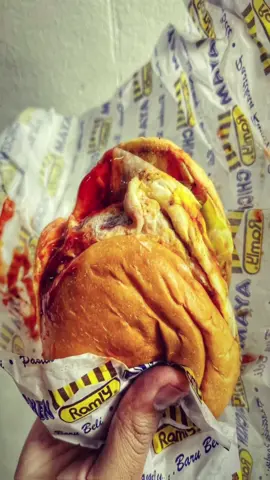 Ramly Burger🍔❤️‍🔥 #ramlyburger #goviral #FoodLover  #messy #malaysia 