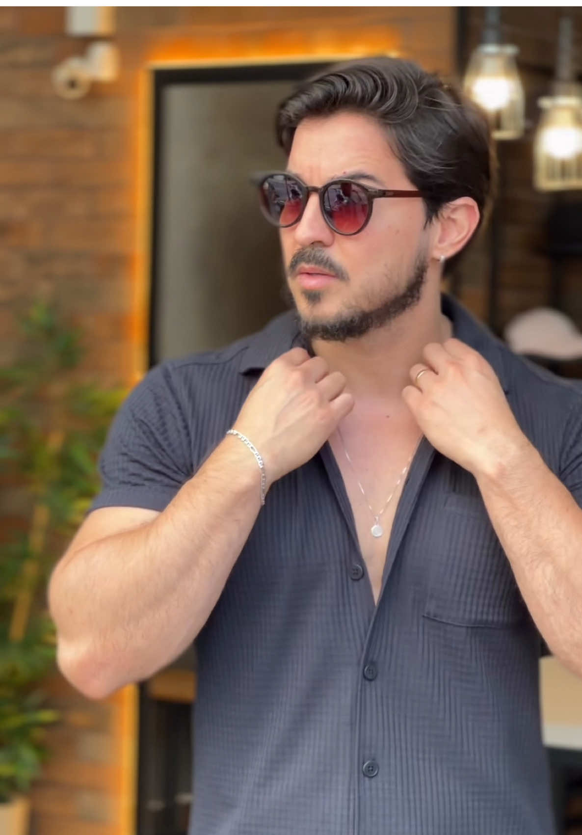 Conjunto Waffle Texturizado  O tecido queridinho do verão chegou com tudo! Confeccionado em malha waffle, esse conjunto se destaca pela textura diferenciada — leve, respirável e com ótimo caimento no corpo. Ideal para quem busca conforto, estilo e praticidade em um só produto. A malha waffle é conhecida por sua estrutura arejada, que permite excelente ventilação, tornando o conjunto perfeito para os dias mais quentes. Além disso, seu toque macio proporciona uma sensação agradável ao vestir. Disponível nas cores preto e branco 🖤🤍 O modelo mede 1,75m, pesa 85kg e está usando o tamanho M. Investimento: 6 x R$89,90 ✅ Tecido leve e fresco ✅ Textura moderna e sofisticada ✅ Caimento impecável ✅ Versátil: use tanto no dia a dia quanto em momentos de lazer 📲 Compre pelo WhatsApp: (37) 99929-3300 🛒 Ou direto no site: www.fradeformen.com.br #moda #lookmasculino #lojamasculina #lookverao #outfitverao 