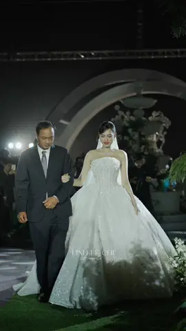 Bật mí ý nghĩa đặc biệt đằng sau chiếc váy cưới được Hacchic thiết kế riêng cho Hoa hậu Đỗ Hà trong ngày cưới với chú rể Viết Vương Mỗi chiếc váy cưới là một câu chuyện riêng, và thiết kế “The Bloom of Light” cũng mang trong mình một ý nghĩa đặc biệt. Hãy cùng xem video đến cuối để khám phá trọn vẹn điều ấy nhé. Planner, Concept, Design, Decoration & Coordinator: Hajime (Wedding & Event)  Photo : Linh Lê Chí Photography  Wedding Gown : Hacchic Couture Groom Suit : KimxKIM & Kim Bespoke Stylist : Trần Nhật Duy #HacchicCouture #DoHa #DoHaWedding #HacchicBride #TheBloomOfLight     