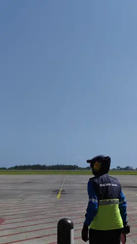 panas di libas,hujan di trabas #fyp #aviation #marshaller 