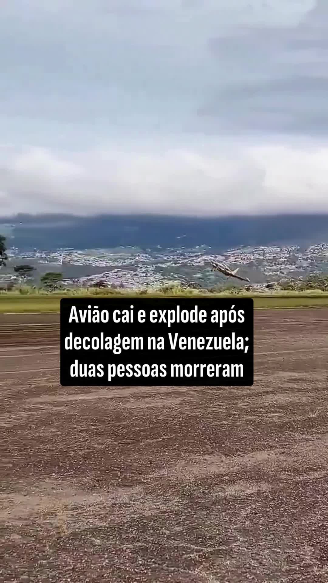 Um avião caiu e explodiu na manhã de hoje durante a decolagem no aeroporto de Paramillo, na Venezuela. ➡️ As causas ainda são investigadas. Segundo jornalistas locais, o piloto perdeu o controle do avião após a explosão de um pneu. ➡️ Os corpos das duas pessoas a bordo foram encontrados carbonizados. #UOL #Notícias #Venezuela #Acidenteaéreo #Avião