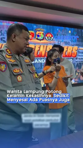 Seorang wanita berinisial WI (28) ditangkap polisi usai memotong alat kelamin kekasihnya, KN (32), karena sakit hati ditinggal menikah. Peristiwa terjadi saat keduanya bertemu di Lapangan Baruna, Panjang, pada Minggu (19/10) malam. Korban kini dirawat di RSUD Abdul Moeloek, sementara pelaku sudah diamankan polisi untuk pemeriksaan lebih lanjut. #okezonecom #okezone #selingkuh #kebiri 
