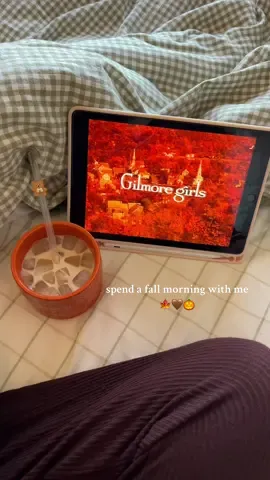 fall mornings are the best🍁🤎☺️ #morningroutine #morninginmylife #fallmorning #cozyathome #Vlog 
