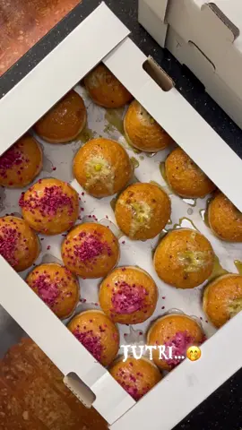 Čirule, čarule, krofi so nazaj.🪄🍩🤩 Eva jih je začarala tako, da so iz 100% pirine moke in veganski. Ampak sestavin ni treba razlagat otrokom, ker so po okusu še boljši, kot klasični.🤭  Sveži bodo zadišali jutri v 5 različnih okusih. #foodart #pastrychef #gremojest #kamnik