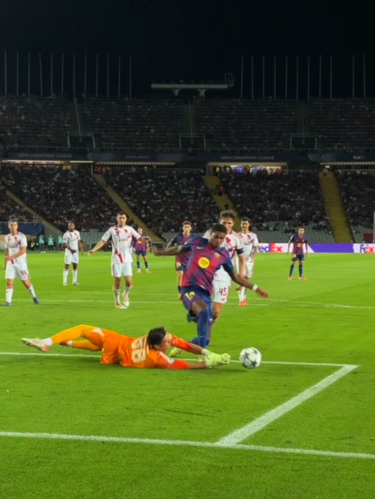 Pen or no pen? 🤔 #fcbarcelona #barçaontiktok #barcelona #deportesentiktok #championsleague #Rashford