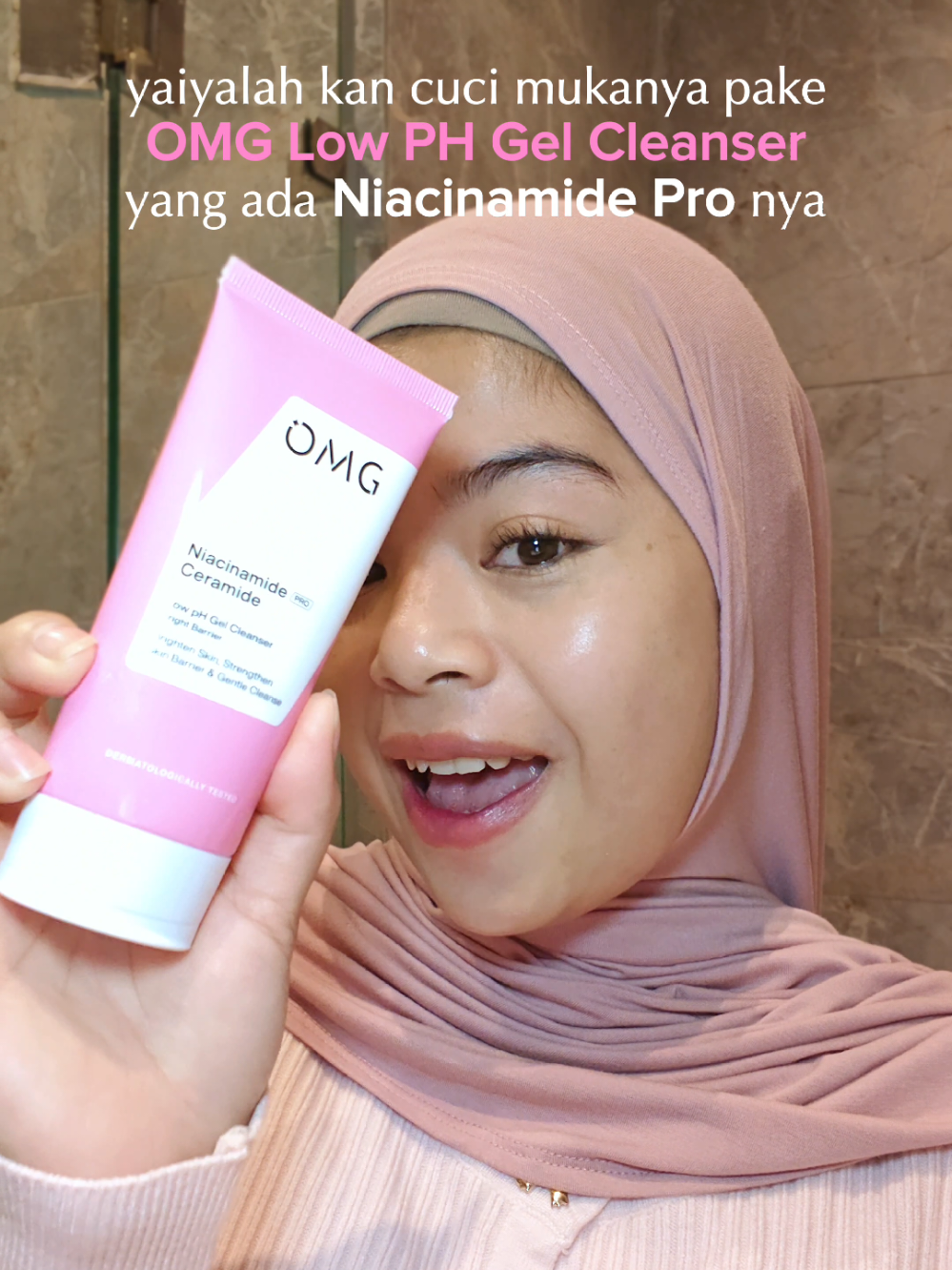 yang mau glowing wajib baget sih cobain pake @omgbeauty.id Low PH Gel Cleanser ini yang udah ada kandungan Niacinamide Pro nya! 💗 #facewashomg #BersihMaksimalNoKetarik #FaceWash #FacewashViral #FacewashGentle 