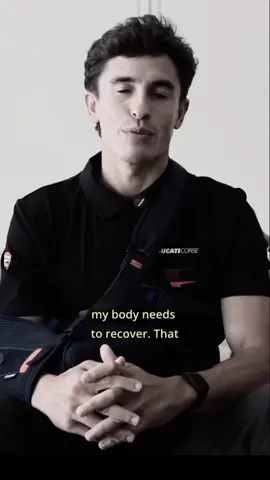 Musim sudah berakhir untuk Marc. Tim medis telah mengonfirmasi bahwa evolusi klinis cedera berlangsung normal tetapi ia tidak akan menghadiri #PortugueseGP, #ValencianGP dan hari tes di Cheste. Marc harus menghabiskan empat minggu dengan lengan yang benar-benar tidak bergerak sebelum memulai rehabilitasi, jadi tidak mungkin untuk memikirkan kembalinya dia ke kompetisi tahun ini. →#MM93: 