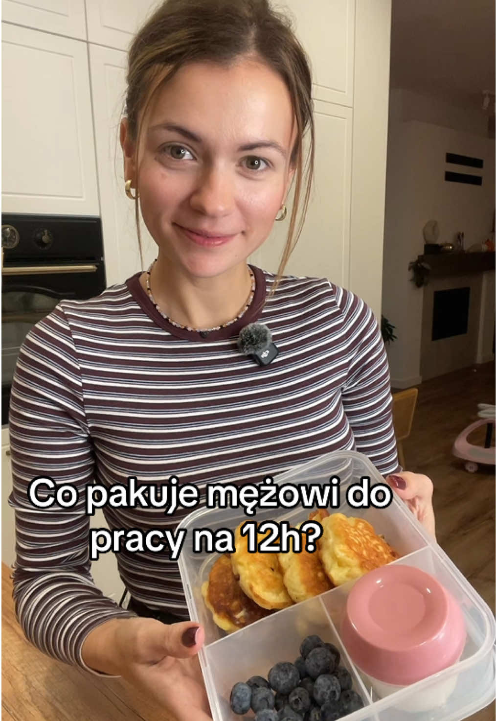 Racuchy drożdżowe z jabłkami:  20g świeżych drożdży  300ml ciepłego mleka  400g mąki pszennej (tortowa, 450 lub 550)  1 jajko  1 łyżka cukru z wanilią  1 łyżka cukru białego  2 jabłka  Olej do smażenia  Z podanych składników odejmuję na rozczyn: drożdże, 50ml mleka, łyżkę mąki i łyżkę cukru. Wszystko mieszam i odkładam na 10 min w ciepłe miejsce.  Gdy drożdże zaczną pracować dodaję pozostałe mleko, mąkę, jajko i cukier i dokładnie mieszam. Odstawiam na 40min do wyrośnięcia.  Jabłka kroję w kosteczkę dodaję do ciasta, mieszam aż się połączą.  Na patelni rozgrzewam olej, nakładam po łyżce ciasta i smażę z dwóch stron na rumiany kolor.  Gotowe racuchy posypuję cukrem pudrem.  Szpinakowe zawijasy:  450g mrożonego szpinaku  Pol kostki sera feta  2 ząbki czosnku  Sól i pieprz  100g wędzonego łososia  Ciasto francuskie  Jajko plus sezam na wierzch Na patelni podsmażam szpinak aż się rozmrozi. Dodaje czosnek przeciśnięty przez praskę, sól, pieprz i ser feta. Wszystko dokładnie mieszam, Zestawiam z ognia.  Na ciasto francuskie wykładam farsz szpinakowy i na to łososia. Zwijam od dłuższego boku i dzielę na 8 części.  Wykładam na blaszkę wyłożoną papierem do pieczenia.  Górę smaruję rozbełtanymi jajkiem i posypuję sezamem.  Piekę 15 minut w 190 stopniach.  Smacznego 😋  #lunchboxdopracy #obiaddopracy #racuchydrozdzowe #roladaszpinakowa 