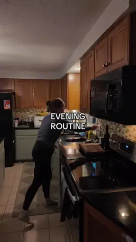 Are you one to know exactly what you’re making for dinner each night or wait till ten minutes before and wing it with whatever you got? 😂 #nightinthife #Vlog #familyof4 #nightroutine #DinnerIdeas 
