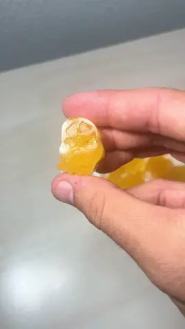 🎃 ¡Snacks terroríficamente fáciles de hacer! 👻 Guárdalo para probarlos en casa 🧡 Hoy te enseñamos cómo hicimos estas gomitas fantasmales de Halloween 👻 hechas con gelatina y calabaza, una combinación tan sencilla como saludable para los peludos 🐾 La calabaza es un ingrediente espeluznantemente bueno para ellos: 🧡 Favorece la digestión. 🧡 Ayuda a regular el tránsito intestinal. 🧡 Es rica en fibra, vitaminas y antioxidantes. Nosotros las dejamos 2 minutos en el microondas, pero solo con 30 segundos es suficiente… salvo que tu microondas esté tan roto como el nuestro 😅  Después, simplemente las guardamos en la nevera y… ¡pueden conservarse hasta 2 semanas sin problema! 🧊✨ ¿Te animas a probar esta receta de miedo? 😈🎃