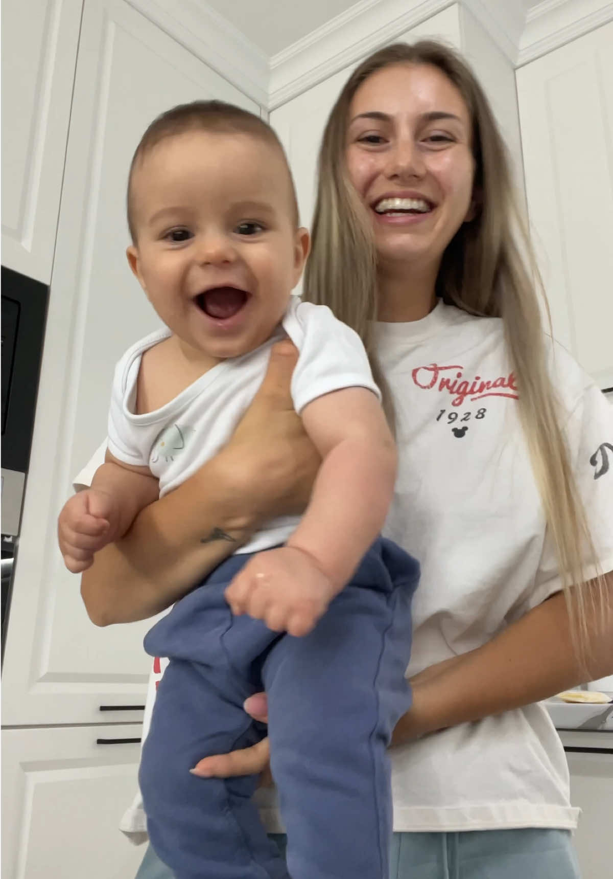 Обожавам сутрешната ми рутинна и как открадвам време за себе си. 🥹🥰 Мами, имайте поне 2 минути време за вас на ден, ще се почувствате много по-добре. 😍✨ Продуктите, които използвам са серум (много мой любим😍) и новия крем с фактор 30 от серията Hyalu B5 на @La Roche-Posay. Те хидратират в дълбочина, изглеждат бръчките и подхранват кожата на лицето ми, а фактора предпазва от слънчевите лъчи(голям плюс е крема да има фактор, много обичам)! ❤️ #LaRochePosay #HYALUB5 #BOUNCEBACK #hyaluronicacid #hyaluronicacidSerum 