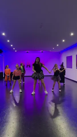 Boe! 👻 Deze week leerden onze dansers een griezelig leuk Halloween-dansje! 🎃👻🕷️ Wat een energie, wat een plezier! #dancestudiobaila #baila #fypage #dance 