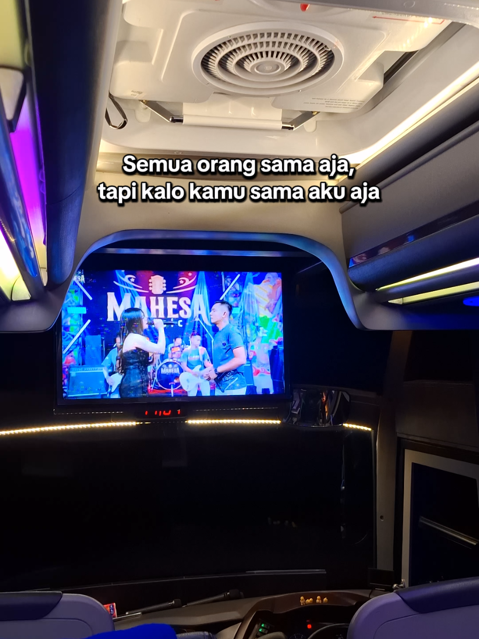 sini sama aku..🙂‍↔️ • • • contact reservasi +62 812-3515-4046 #busmedium #sewabuspariwisata #btsjayatrans #btsjayatranskediri 