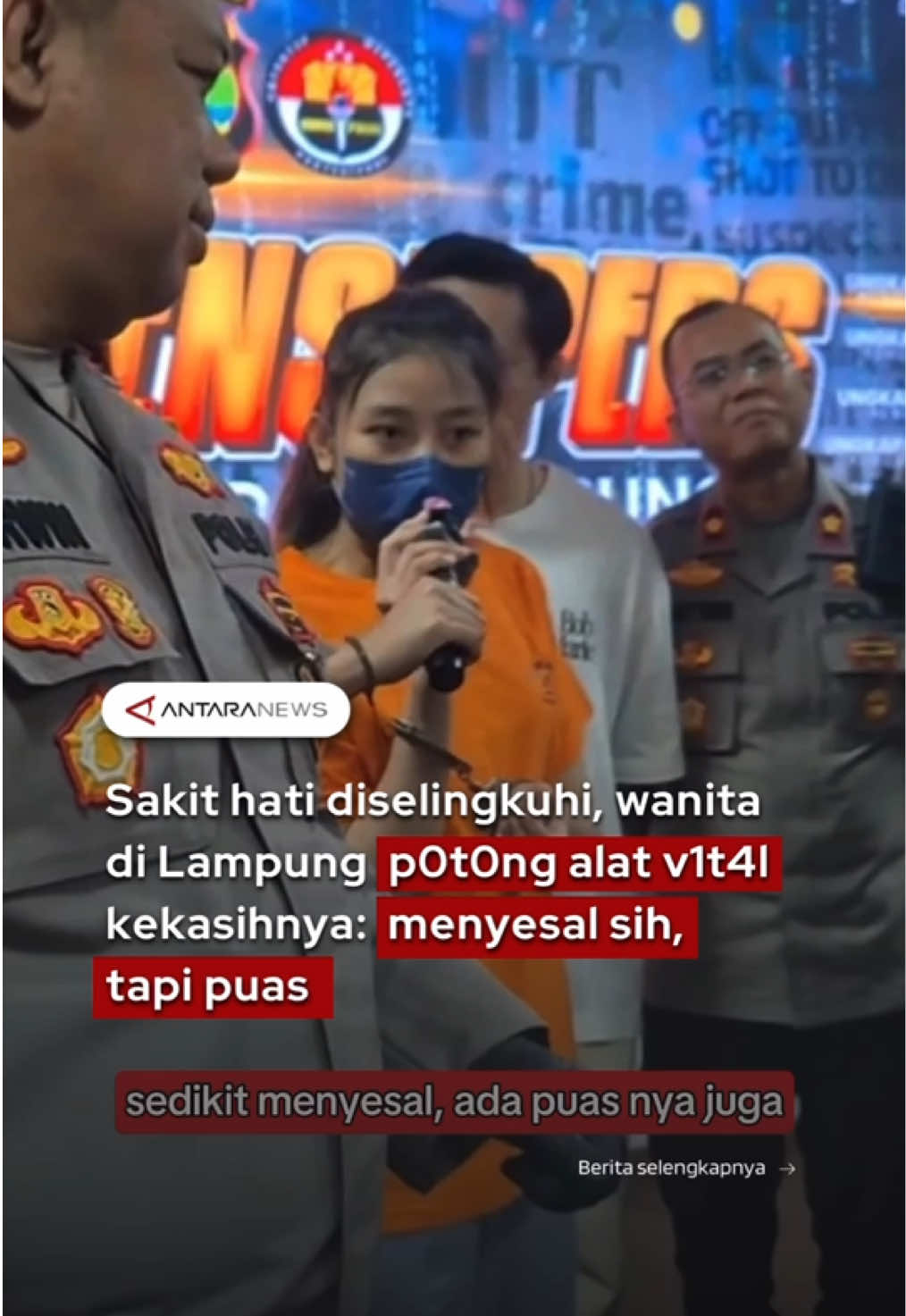 Seorang wanita bernama Windi (28) asal Bandar Lampung ditangkap polisi setelah mem0t0ng alat v1t4l kekasihnya, KA (34), dengan p1s4u cutt*r karena cemburu dan sakit hati. Peristiwa itu terjadi Minggu malam, 19 Oktober 2025, di Lapangan Baruna, Panjang, Bandar Lampung, saat keduanya sedang bermesraan. Windi mengaku sudah membeli cutt*r sehari sebelumnya, ingin membuat kekasihnya “tidak bisa lagi berhubungan dengan wanita lain.” “Sedikit menyesal, tapi saya puas. Selama sama dia saya diselingkuhi terus, dibohongi, bahkan dia sudah menikah.” ujar Windi saat pemeriksaan. Korban mengalami luk4 parah dan langsung dibawa ke rumah sakit. Setelah sempat kabur, Windi akhirnya ditangkap di rumahnya di Bumi Waras keesokan harinya. Polisi menyita pis4u cutt*r dan celana korban sebagai barang bukti. Kapolresta Bandar Lampung menyebut motif pelaku karena cemburu dan sakit hati. #Lampung #Cemburu #KDRT #Asmara #BandarLampung 