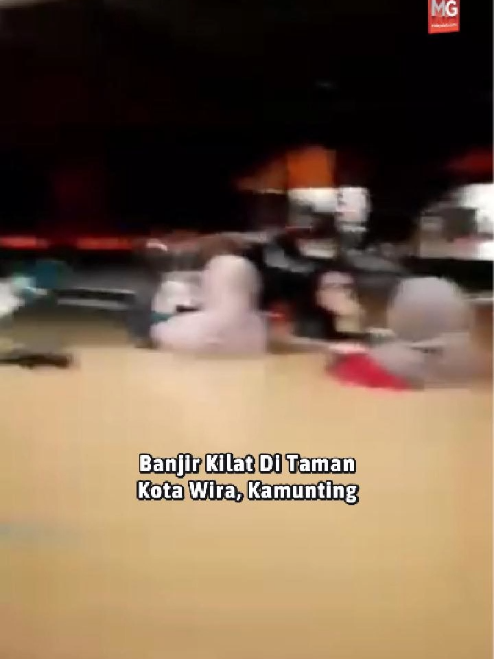 Banjir kilat dilaporkan melanda Batu Kurau, Perak setakat jam 8 malam tadi susulan hujan lebat berterusan sejak petang tadi. Antara kawasan yang terkesan ialah Taman Lela, Taman Rakyat, Taman Kamunting Mutiara, Changkat Larah, dan Kota Wira  Video: Media Sosial  #malaysiagazette #banjirkilat