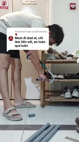 Trả lời @Mi mẹ Dou 🍓 clip đại khái mấy đoạn thôi nha bà vì chồng tui vừa làm vừa để đt tự quay nên dc nhiêu đó thôi.  Cần chuẩn bị 1 ống nước dài khoảng 45k 8 co T, 4 co L Kích thước như sau: - Cái ô phía trong chặn cho bé đứng ko bị chúi: 30*30cm - Chiều cao (đo từ chân bé đến khoảng ngực để vừa tầm bé đứng), như con tui là làm cao 40cm - Chiều dài 70cm, rộng 30cm - Phần dư ra bên dưới 4 góc để vững ko bị lật: 10-20cm (tuỳ theo không gian nhà rộng hay hẹp, làm dài thì sẽ khó lật) Lưu ý: bắt bằng vít cố định rồi quấn băng keo được rồi để còn tái sử dụng làm cái khác nha 🥰 Ai thấy phù hợp thì làm nha, tuỳ quan điểm mỗi người nè chứ đừng so sánh với loại này loại kia mất công. Chồng tui thích làm này làm kia cho con thì làm thôi 😅