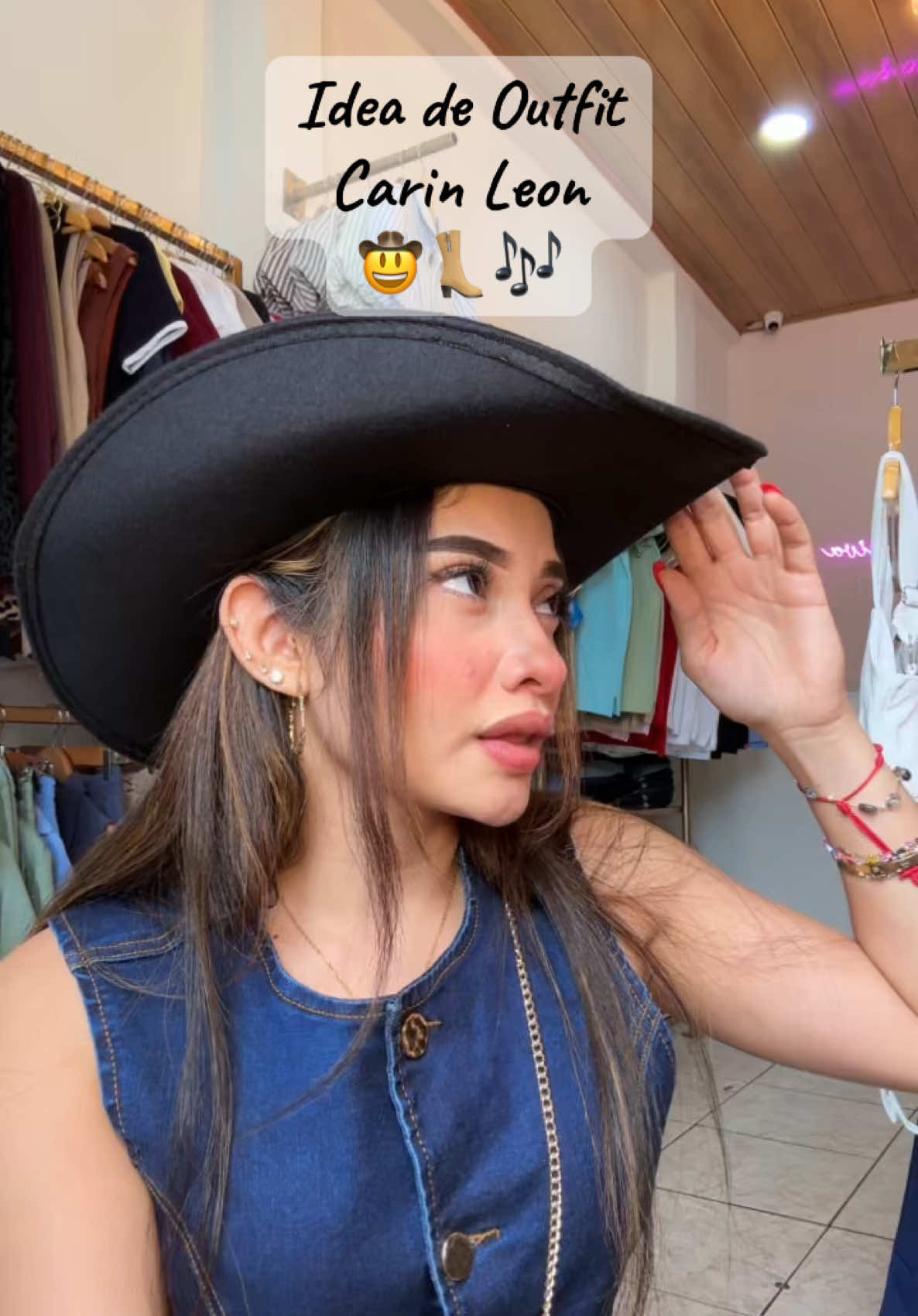 📍Los Robles, Costado sur del edificio Pellas.  #carinleon #outfit #concierto 