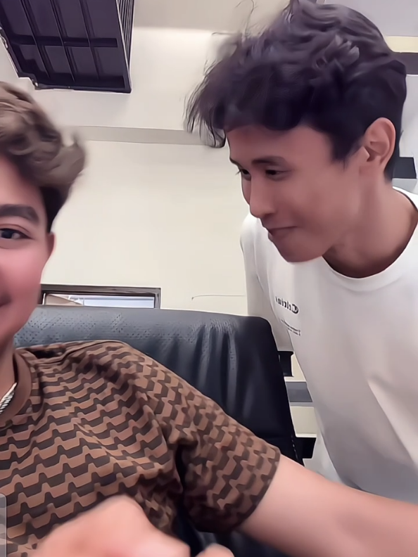 mas boby:tak bisikin malah,  mas boy:oh apa,mungkin dikira mas boy mau di cium kali.lagian mas bob langsung nyosor aja😭😭@BOY REAL. @Praditya Bobby #masboy😎😎 #masboby #seluruhpenggunatiktokindonesia #fiypシviral #rameibplissscuyyy😭😭 