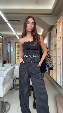 Outfit check en mi nueva salon de Miraflores 😂❤️ @user64793634160 #VSTUDIO #beautysalon #girls 